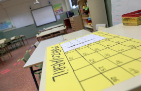 ep abril encima de los pupitres de uno de los colegios de la comunidad de madrid