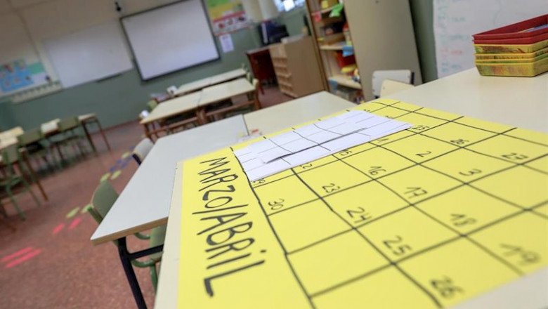 Calendario vacío del mes marzo/abril encima de los pupitres de uno de los colegios de la Comunidad de Madrid | Jesús Hellín - Europa Press - Archivo ep abril encima de los pupitres de uno de los colegios de la comunidad de madrid