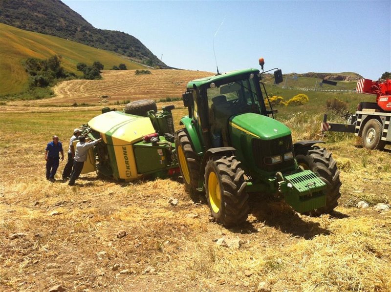 ep accidente de un tractor en una imagen de archivo ep accidente de un tractor en una imagen de archivo