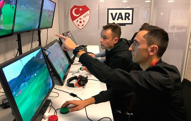 Árbitros españoles emplean el VAR en Turquía | RFEF ep arbitros espanolesvarturquia