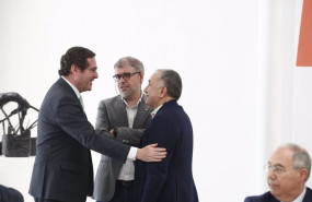ep archivo   de izda a dcha el presidente de ceoe antonio garamendi saluda al secretario general de