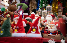 ep archivo   decoracion navidena en la fira de santa llucia de barcelona en la plaza de la catedral