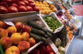 ep archivo   detalle de un puesto de frutas y verduras de un mercado de abastos