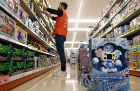 ep archivo   el dependiente de una tienda de juguetes coloca articulos en las estanterias de uno de