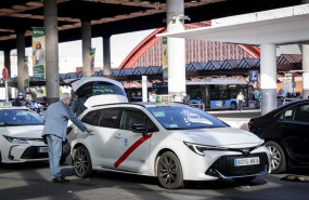 ep archivo   filas de taxis en las inmediaciones de la estacion de atocha almudena grandes
