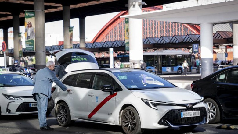 ep archivo   filas de taxis en las inmediaciones de la estacion de atocha almudena grandes