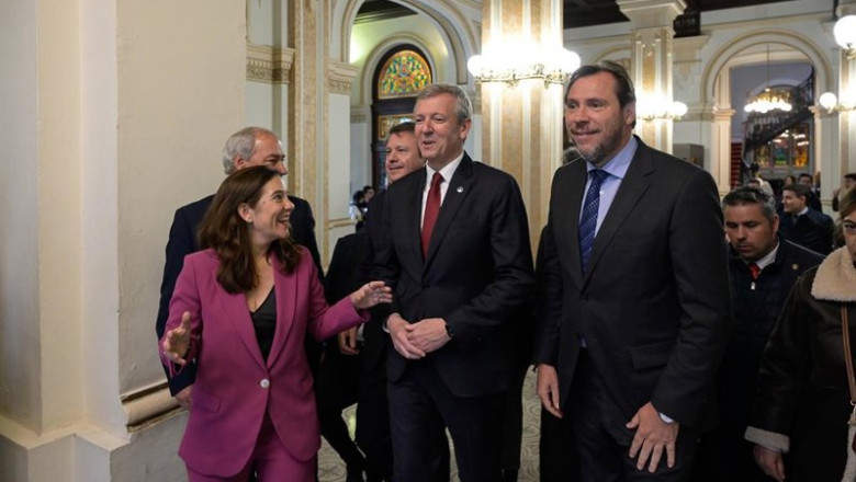 Archivo - (I-D) La alcaldesa de A Coruña, Inés Rey, el presidente de la Xunta de Galicia, Alfonso Rueda, y el ministro de Transportes y Movilidad Sostenible, Óscar Puente, a 16 de mayo de 2024. | M. Dylan - Europa Press - Archivo ep archivo i d la alcaldesa de a coruna ines rey el presidente de la xunta de galicia alfonso