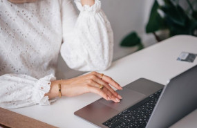 ep archivo   mujer trabajando con un ordenador