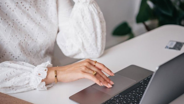 ep archivo   mujer trabajando con un ordenador