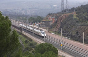 ep archivo   panel informativo de horarios de salidas y llegadas de la estacion de trenes de santa