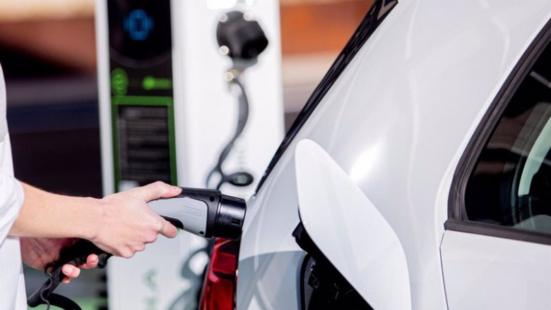 Archivo - Recarga de un coche eléctrico. | IBERDROLA - Archivo ep archivo recarga de un coche electrico