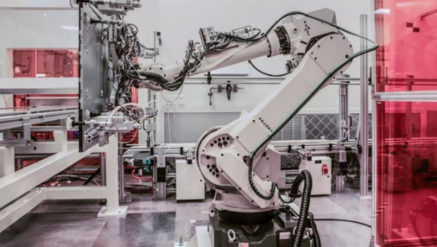 ep archivo   robot en una fabrica industria 40