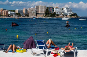 ep archivo - turistas en la playa de magaluf