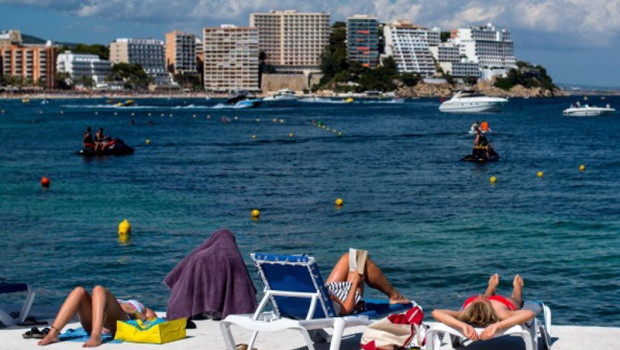 ep archivo - turistas en la playa de magaluf