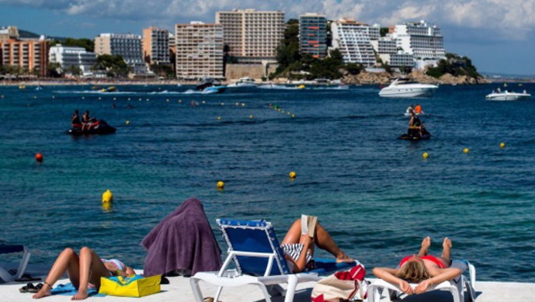 ep archivo - turistas en la playa de magaluf
