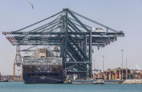 ep archivo   un barco con contenedores en el puerto de valencia