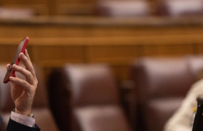 ep archivo   un diputado con su movil durante una sesion plenaria en el congreso de los diputados