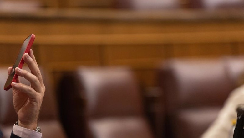 ep archivo   un diputado con su movil durante una sesion plenaria en el congreso de los diputados