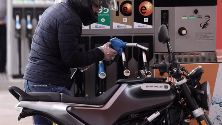 ep archivo un hombre llena el deposito de su moto ep archivo un hombre llena el deposito de su moto