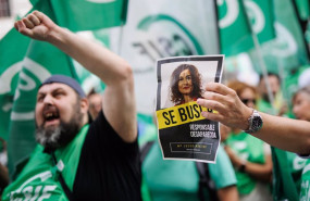 ep archivo   un hombre sujeta un cartel con la cara de la vicepresidenta primera y ministra de