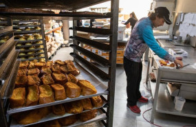 ep archivo   un hombre trabajando en una pasteleria