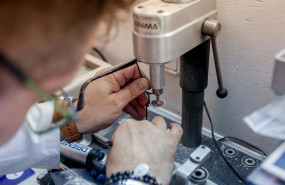 ep archivo   un trabajador de la primera opticos fersan repara unas gafas en alcala de henares
