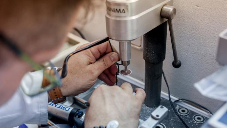 Archivo - Un trabajador de la Primera Opticos Fersan repara unas gafas, en Alcalá de Henares, Madrid (España) | Ricardo Rubio - Europa Press - Archivo ep archivo un trabajador de la primera opticos fersan repara unas gafas en alcala de henares
