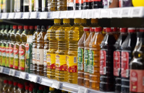 ep archivo   varias botellas de aceite en un lineal de supermercado