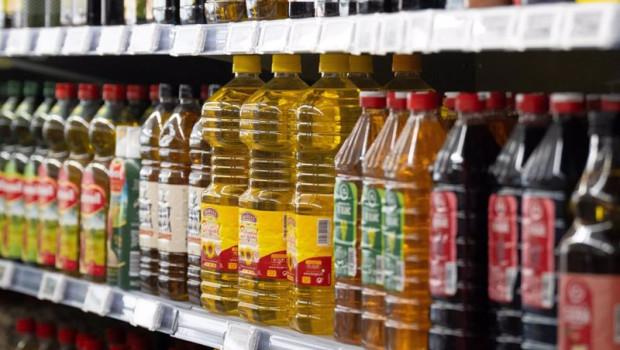 ep archivo   varias botellas de aceite en un lineal de supermercado
