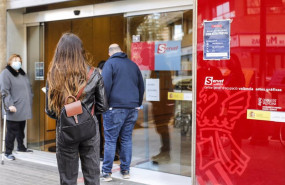 ep archivo   varias personas con cita previa esperan para entrar en una oficina del sepe