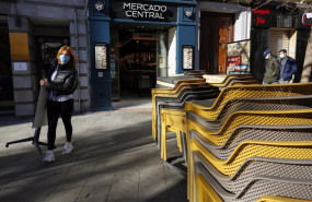 ep camareros limpiando y poniendo las mesas se una terraza