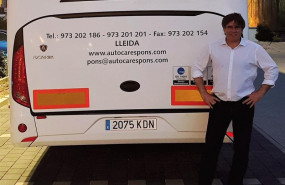 ep carles puigdemont al costat dun autobus amb manifestants independentistes