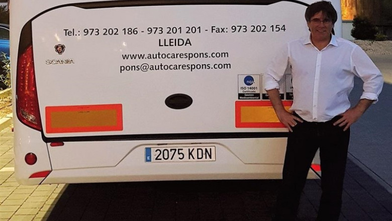 Carles Puigdemont al costat d'un autobús amb manifestants independentistes | @KRLS - Archivo ep carles puigdemont al costat dun autobus amb manifestants independentistes