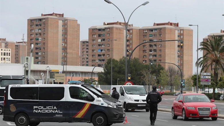 Dos policías detienen a los vehículos en uno de los controles sobre los coches que abandonan la ciudad en pleno estado de alarma por el coronavirus en Valencia / Comunidad Autónoma (España), a 20 de marzo de 2020. | Iván Terrón ep comunidad autonoma espana a 20 de marzo de 2020