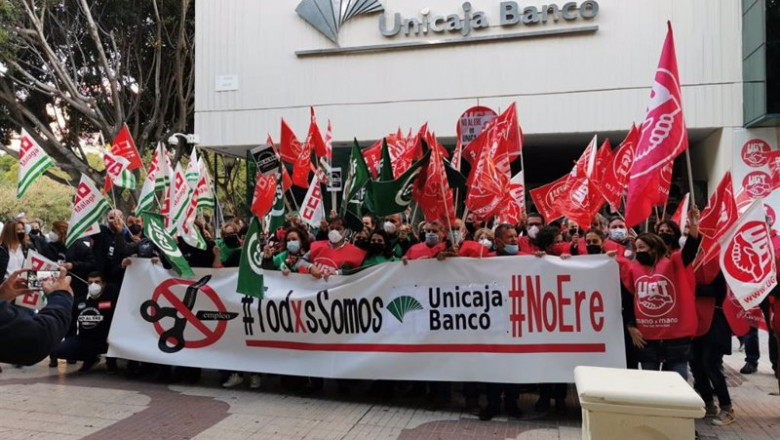 ep concentracion contra los despidos de unicaja banco ante la sede del banco en malaga el 16 de