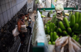 ep dos agricultores despues de introducir las pinas de platanos en un camion en tazacorte