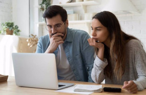 ep dos jovenes buscando vivienda en un ordenador