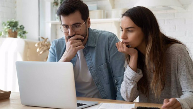 ep dos jovenes buscando vivienda en un ordenador