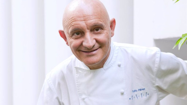 ep el chef tres estrellas michelin tono perez recibe el premio a la excelencia picota del jerte 2023