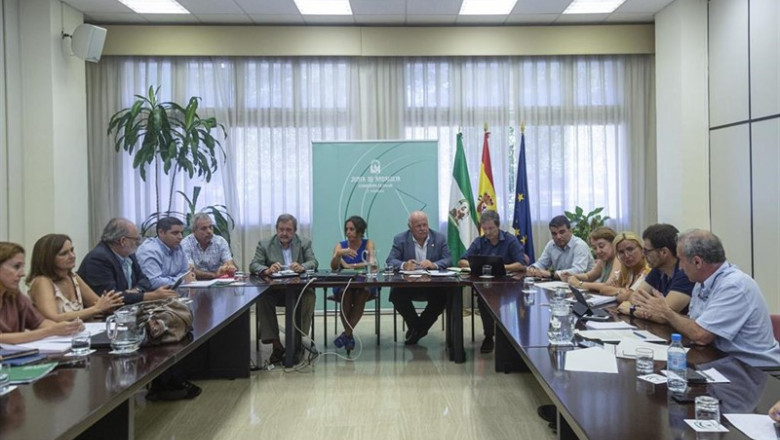 El consejero de Salud y Familias, Jesús Aguirre (c) durante su reunión con el personal ténico antes de comparecer en rueda de prensa para informar sobre nuevos casos de listeria por consumo de carne mechada en la comunidad autonóma (Foto de archivo). | María José López - Europa Press - Archivo ep el consejero de salud y familias jesus aguirre c durante su reunion con el personal tenico antes