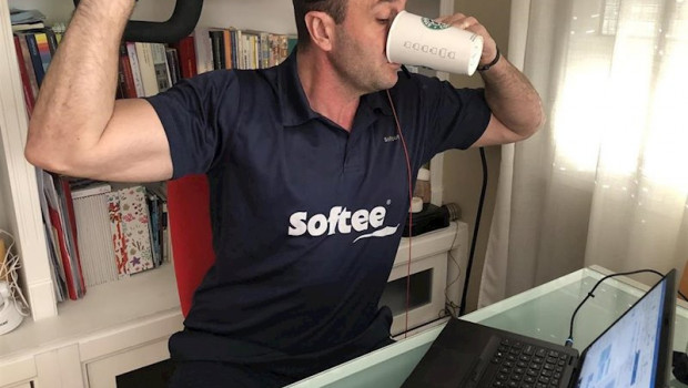 ep el exjugador de baloncesto fran murcia teletrabajando durante el estado de alarma por el