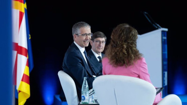 ep el gobernador del banco de espana pablo hernandez de cos y el presidente de caixabank jose