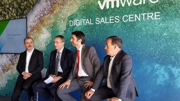 ep el primer tinent dalcalde de barcelona jaume collboni el ceo de vmware pat gelsinger el conseller