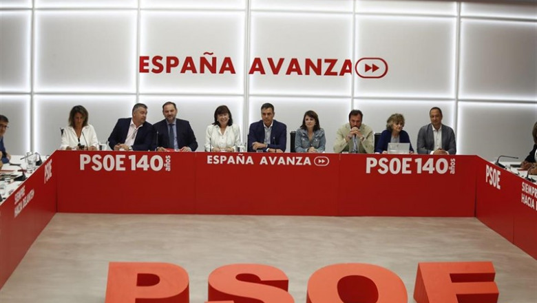 ep el secretario general del psoe y presidente del gobierno en funciones pedro sanchez 5i junto a la