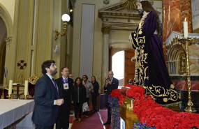 ep imagen de lopez miras frente a la talla del cristo