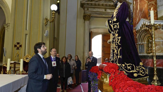 ep imagen de lopez miras frente a la talla del cristo