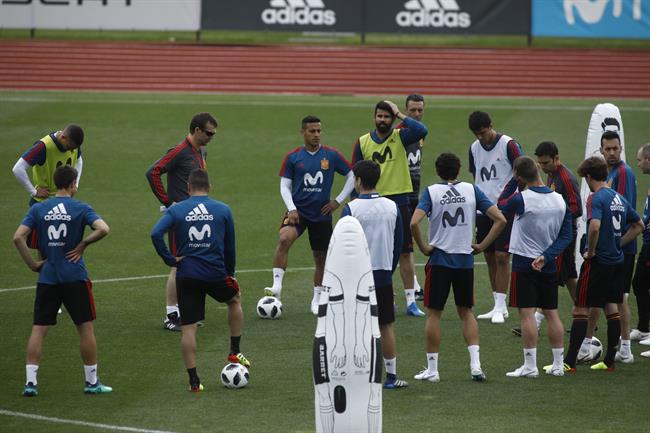 Julen Lopetegui dirige un entrenamiento en Las Rozas (Madrid) | EUROPA PRESS ep julen lopetegui dirigeentrenamientolas rozas madrid