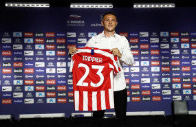 ep kieran trippier sostienecamisetaequiposu presentacionnuevo jugadoratleticomadridwanda metropolitano