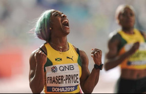 ep la jamaicana shelly-ann fraser pryce celebra su oro en los 100 metros del mundial de doha de 2019