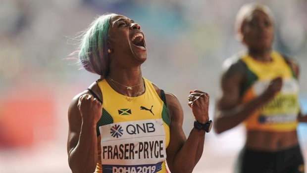 ep la jamaicana shelly-ann fraser pryce celebra su oro en los 100 metros del mundial de doha de 2019